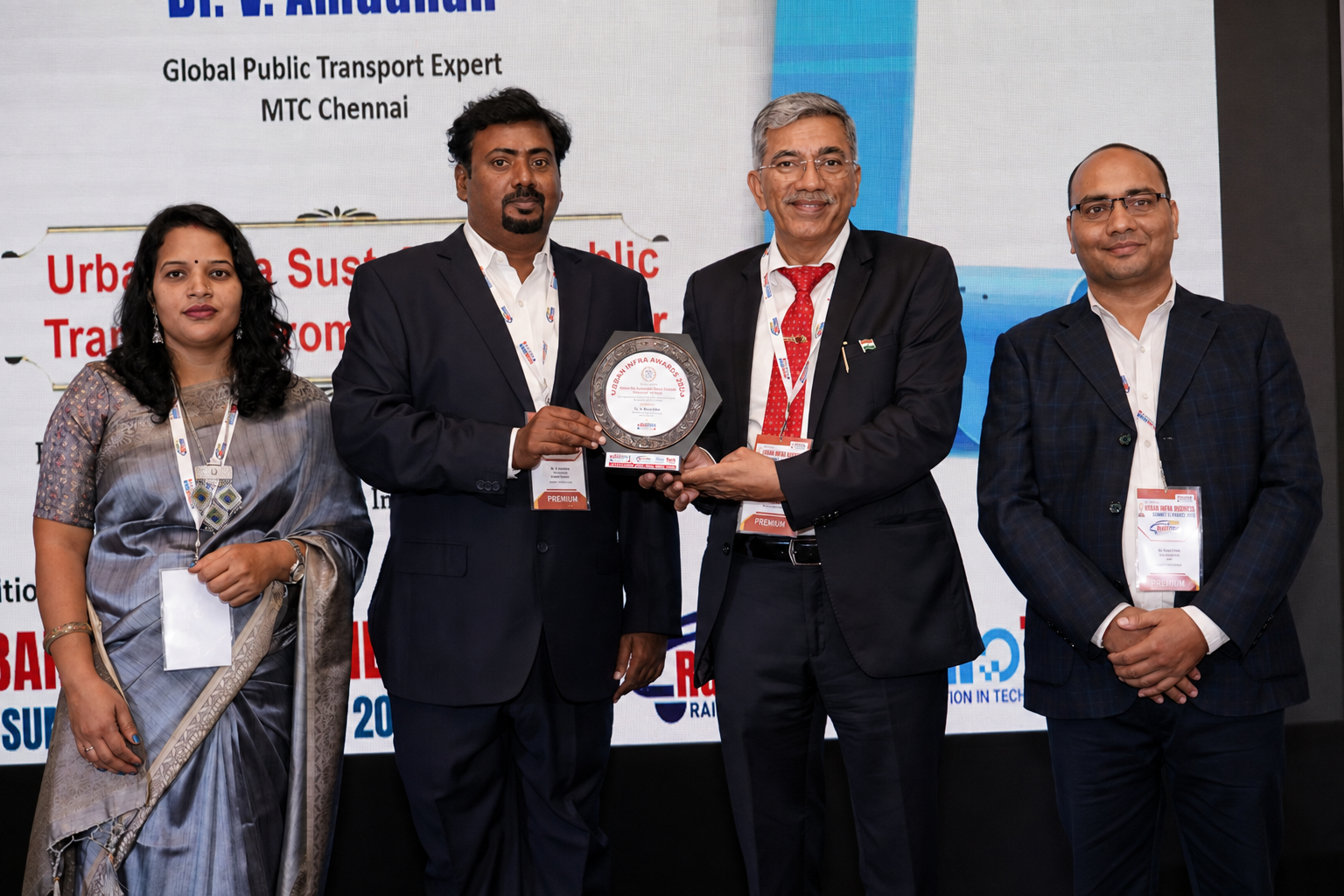 Dr. V. Amudhan receiving the Urban Infra Award 2023 alongside summit dignitaries